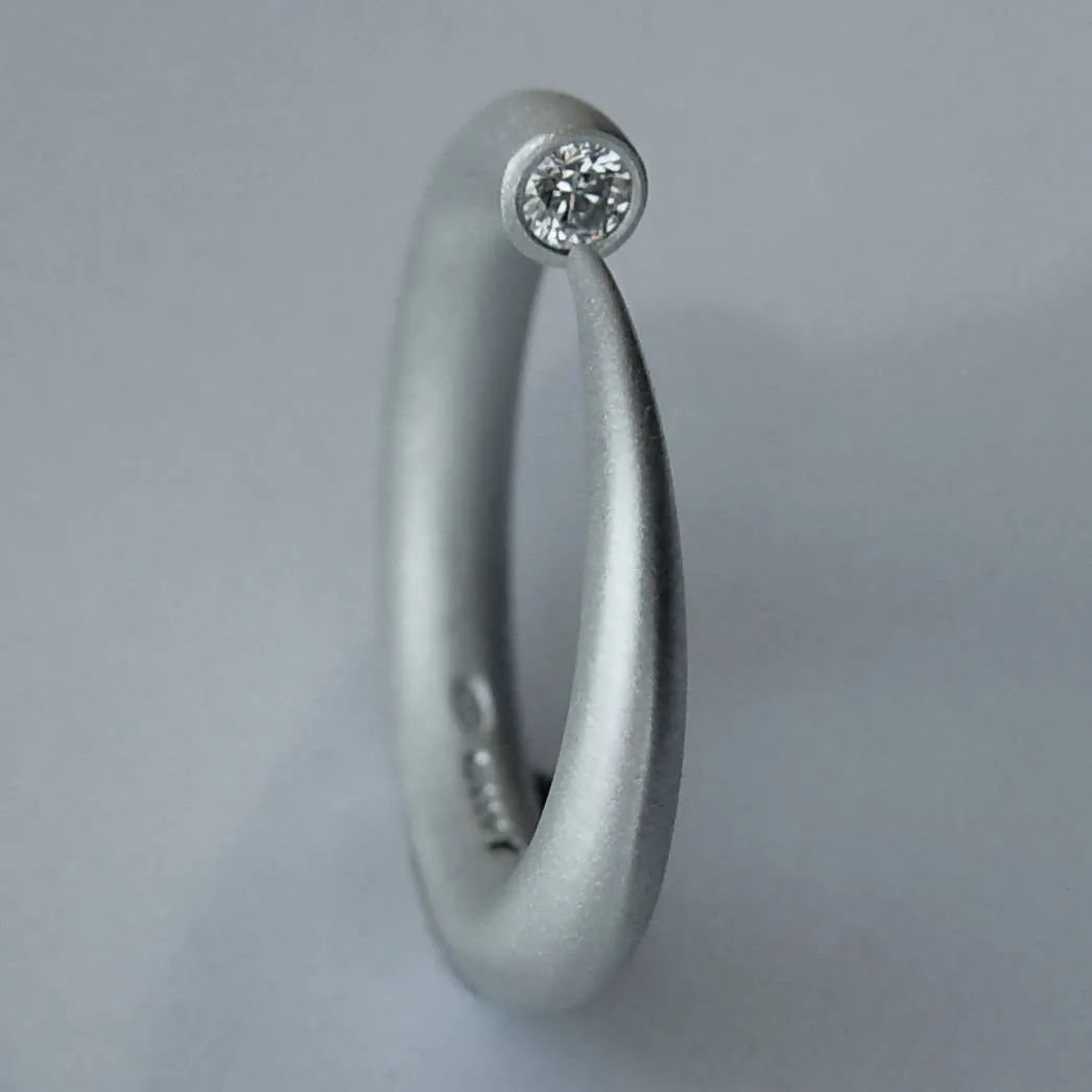 Tapering silver wiggly ring with 10pt diamond